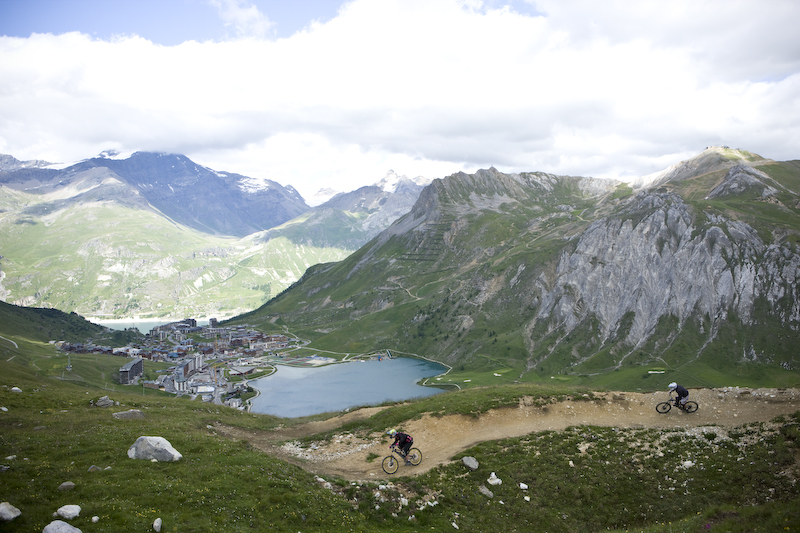 mountain bikers above Tignes Le Lac